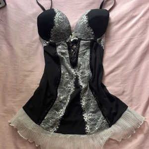 Svart och vit klänning typ - Väldigt fin klänning/lingere grej pls köp❤️❤️ Passar B-C Pris går att diskuteras!!