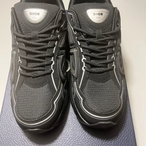 Svarta Dior B30 sneakers - Snygga svarta Dior B30 sneakers med kartong och allt annat som ingår! ( Lite små i storleken )