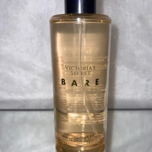 Victoria's Secret Bare Perfume Mist - Fräsch och lätt parfym body mist från Victoria's Secret i doften Bare. Rymmer 250 ml. 