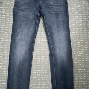 Mörkblå raka jeans - Mörkblåa Slim fit jeans från Jack and Jones. Knappast använda                                              Storlek: 34:34        Pris kan diskuteras 