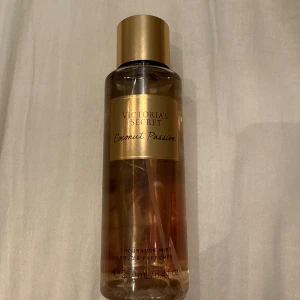 Victoria's Secret Coconut Passion - ALDRIG ANVÄND. Fräsch och tropisk body mist från Victoria's Secret med doft av kokos och vanilj. storlek på 250 ml. 