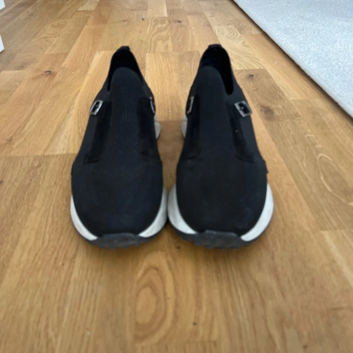 Svarta slip-on sneakers från Billie