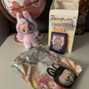 Labubu - Säljer en Labubu Big Into Energy. Äkta direkt från PopMart. Den kommer i originalförpackning med kort och påse. Hör av dig vid frågor