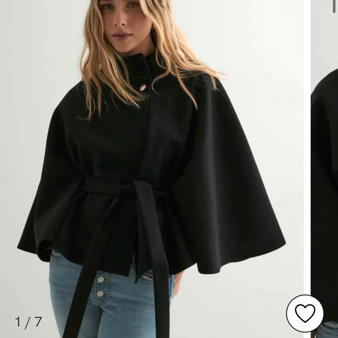 Svart ponchokappa från Nelly