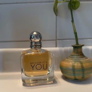 Because It's You parfym Emporio Armani - Fräsch och elegant parfym från Emporio Armani, Because It's You. Flaskan är genomskinlig med rundade kanter och har en silvrig, glansig kork. Doften är gyllene och flaskan känns lyxig och modern – perfekt för dig som gillar stilrena detaljer.