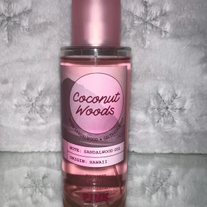 Victoria’s Secret: Pink Coconut Woods Mist - Fräsch body mist med doft av varm sandelträolja och salt kokosnöt, inspirerad av Hawaiis kust. Innehåller eteriska oljor och är vegansk samt ej testad på djur. 250 ml.