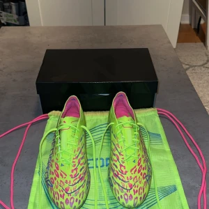 Adidas Predator Elite FG fotbollsskor EUR 43 1/3 - Bara Använd en gång, men de var inte rätt storlek för mig  annars en jätte bra och fin fotbollssko.  Skornas kartong samt påse ingår.