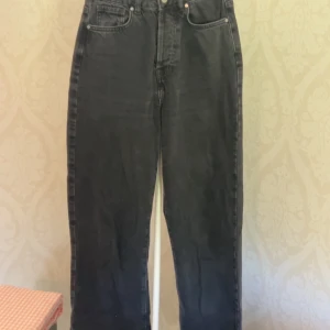 Svarta wide jeans regular waist 25/32 - Säljer ett par svarta jeans med regular wide fit och midwaist. Klassisk femficksmodell med raka ben och snyggt avslappnad passform. Perfekta för dig som gillar en loose och trendig look. Materialet är jeans i bomull.