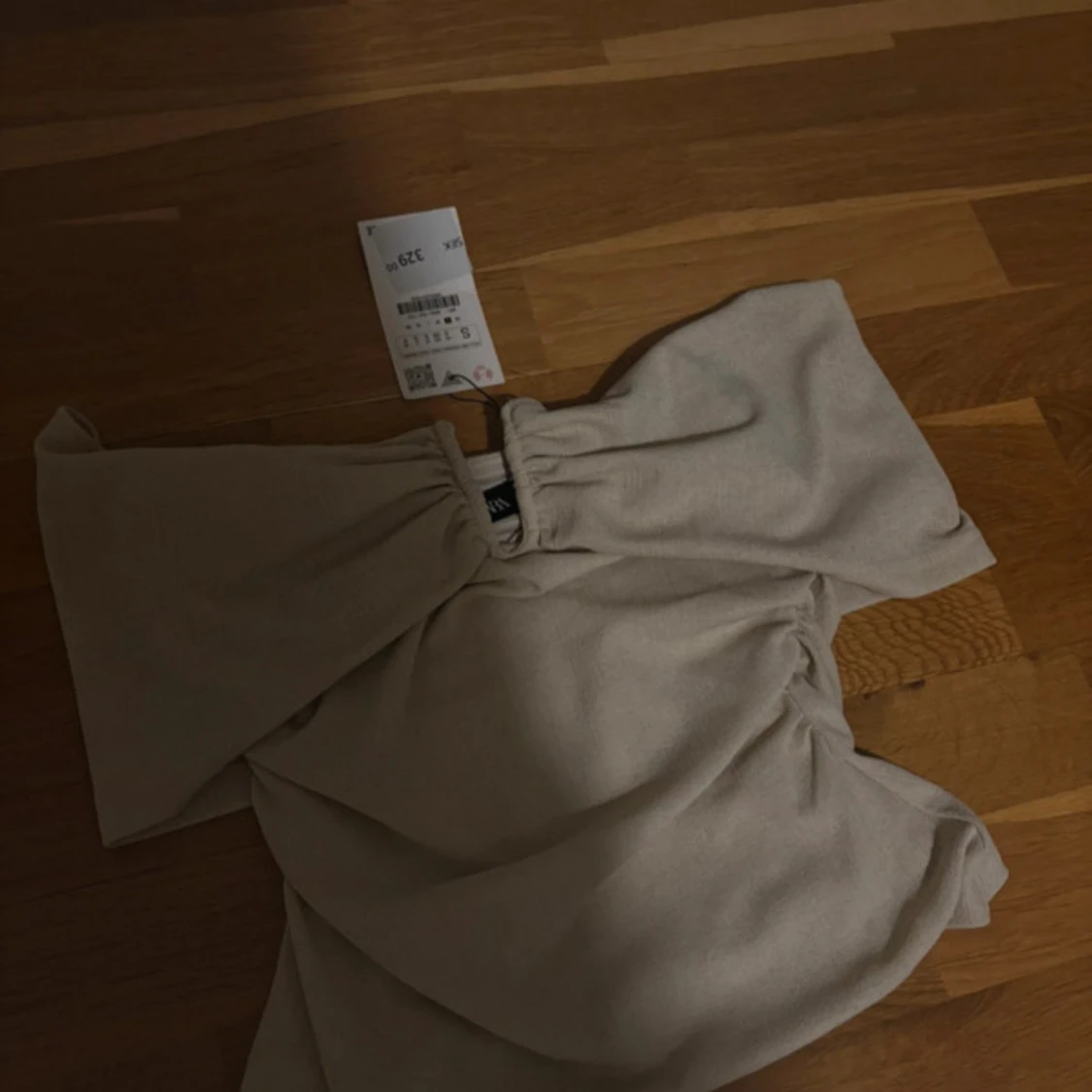 Beige offshoulder topp från Zara