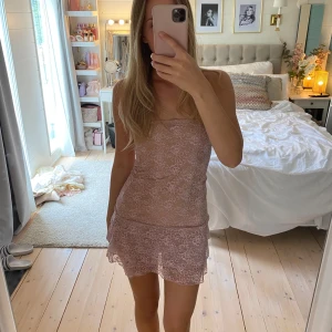 Spetsklänning - Lila/rosa spetsklänning