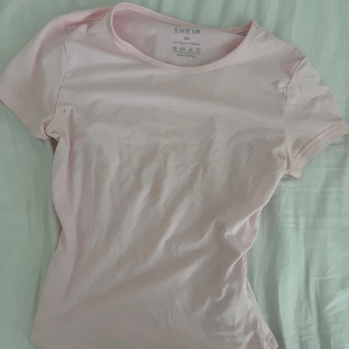 Ljusrosa t-shirt från SHEIN