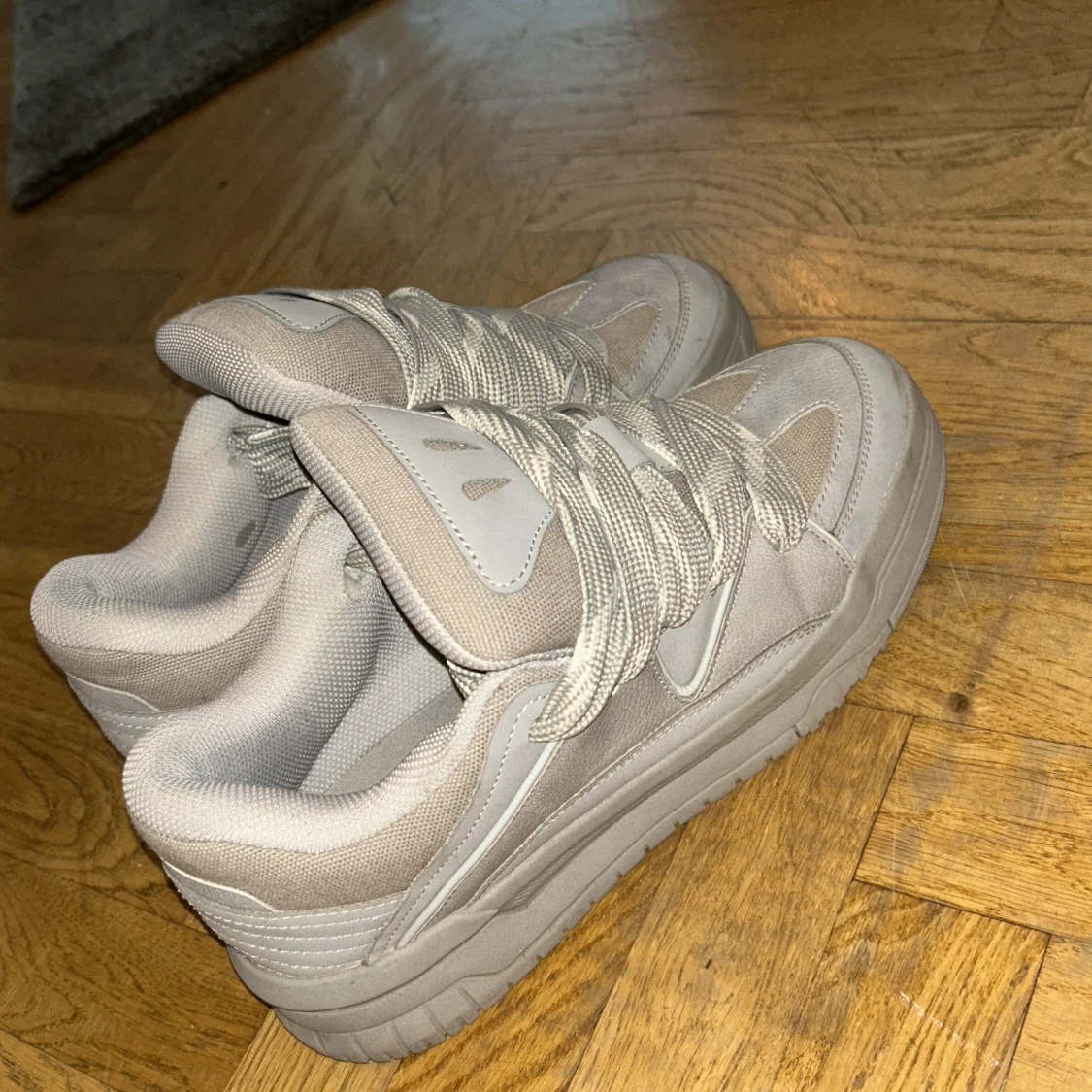Beige chunky sneakers från Bershka