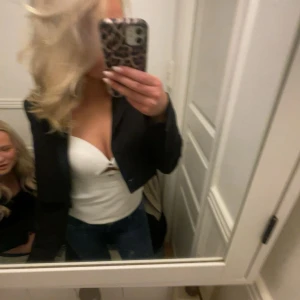 Zara topp - Superfin topp från Zara med detaljer i bysten!💃 Storlek M men passar även S