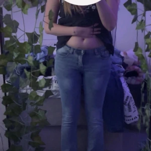 Blå jeans - S - Blå jeans från shein, använda få gånger då de gick sönder där man kan ha ett bälte, men man kan bara sy ditt dett. Så är det som hela igen💕