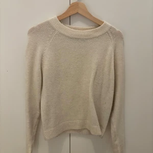 Beige stickad tröja från Vero Moda - Mysig beige stickad tröja från Vero Moda i storlek XS. Tröjan har rund hals, ribbade muddar och lång ärm. Perfekt för dig som gillar enkel och clean stil med en neutral färg som funkar till allt. Snygg att matcha med jeans eller kjol.