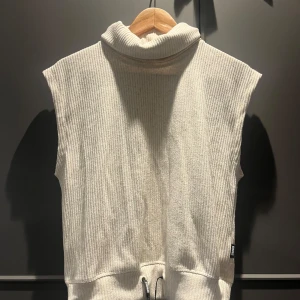 Beiget sett från Stronger  - Säljer ett ljust och fräscht sett från Stronger. Tröja och byxor är knappt använda. Den har en lös och skön passform och funkar ihop som sett men också med andra tröjor eller byxor till. 