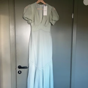 Grön lång Adoore klänning- Bytes  - Annonserar om att byta min Adoore klänning i storlek 32 mot en likadan fast i storlek 34. Är helt i nyskick, aldrig använd. Lappar och allt kvar på. 