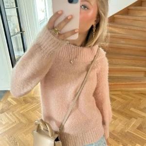 Rosa stickad tröja 💕 - Den stickade rosa tröjan ser ungefär ut som den på bilden hör av er för fler bilder! Super mysig nu till hösten!! 🍂💕🥰 storleken är ish en xxs! 💕 använd en gång o är i super fint skick!🥰🫶🏻