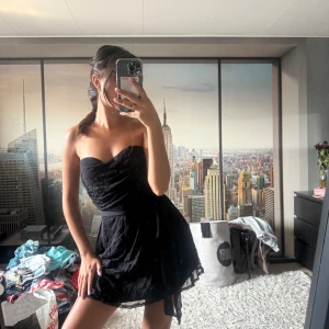 Svart kort klänning från Colcci - Populära Jenny Humphrey klänningen i storlek s. 