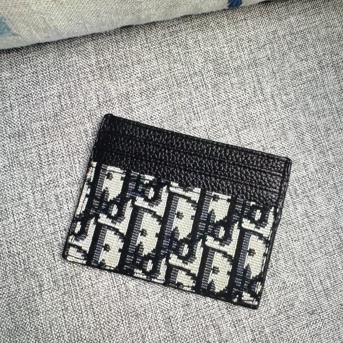 Plånbok i svart och beige