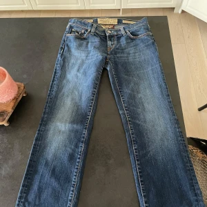 Jacob cohens - Jacob cohens storlek 31. De är i väldigt bra skick kan knappast se att de är använda. Köpte dom och fick hem dom men säljaren som jag köpte dem av sa inte att de var en kvinnomodell. 