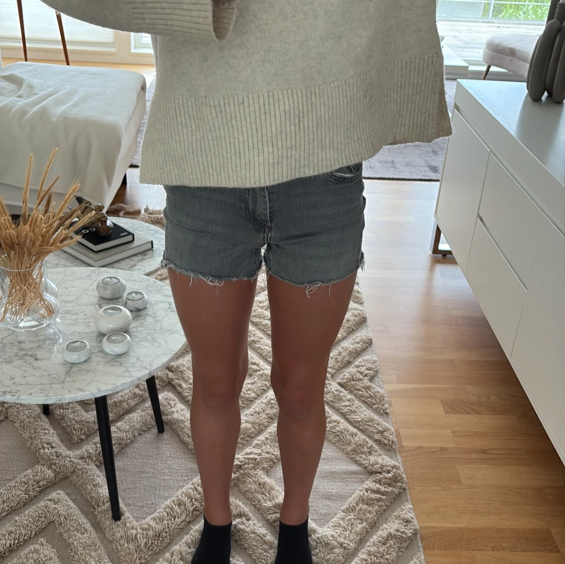 Grå jeansshorts med fransig kant - 2