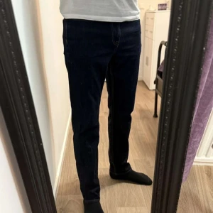 Mörkblå raka jeans - Snygga mörkblå jeans med klassisk rak passform. Regular fit 32/32 men passar även någon som är mindre i kroppen. Använt ett par gånger. 