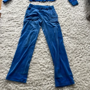 blå juicy sätt  - Snyggt blå juicy sätt. Skriv om ni bara vill tröjan eller byxorna för sej. Använda ett få par gånger. Byxorna i storlek Xs, tröjan i S