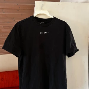 Axel Arigato T-shirt - Riktigt fet t shirt från Axel Arigato, väldigt bra skick 8-9/10 strl S