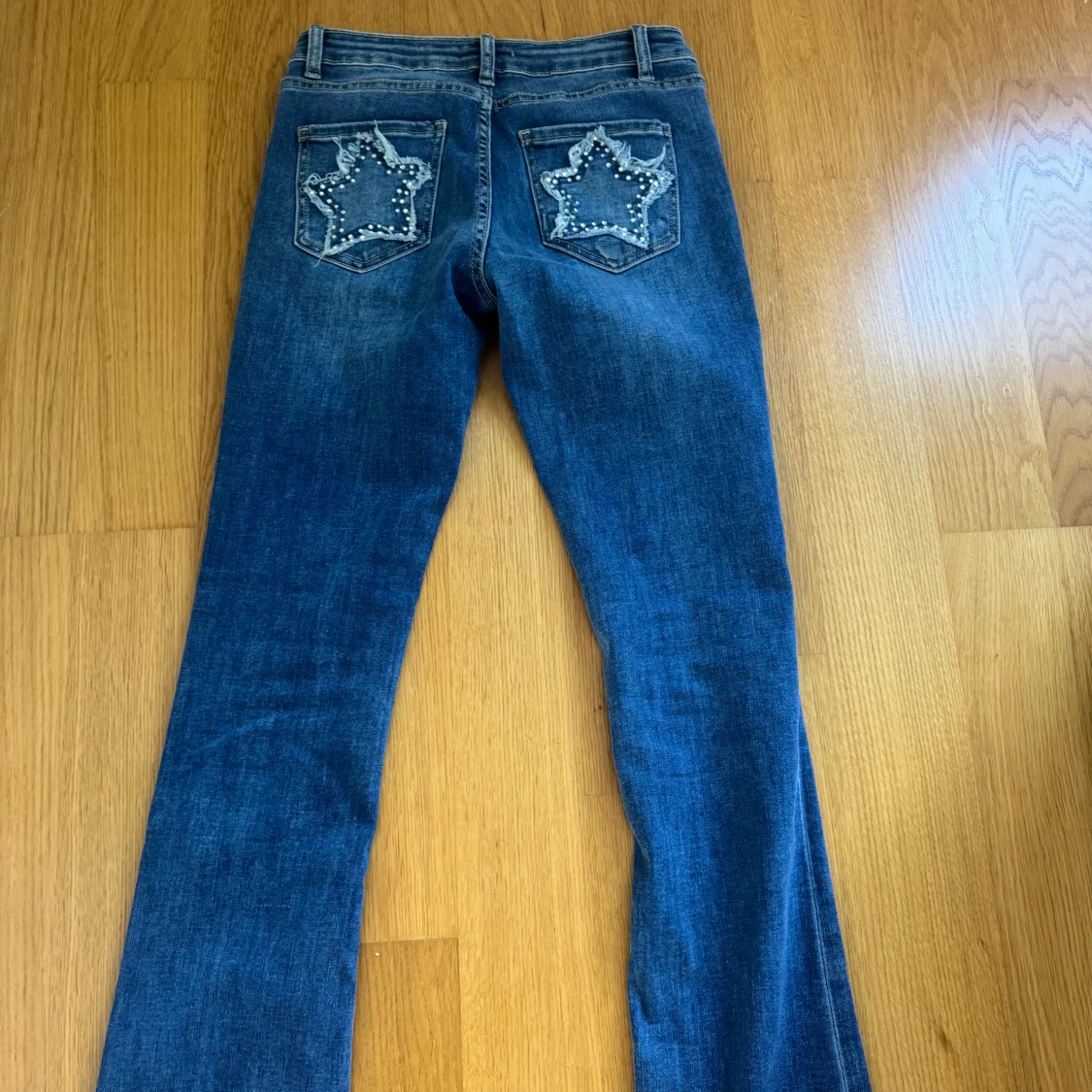 Blå jeans med stjärndetaljer Meet Me There - 1