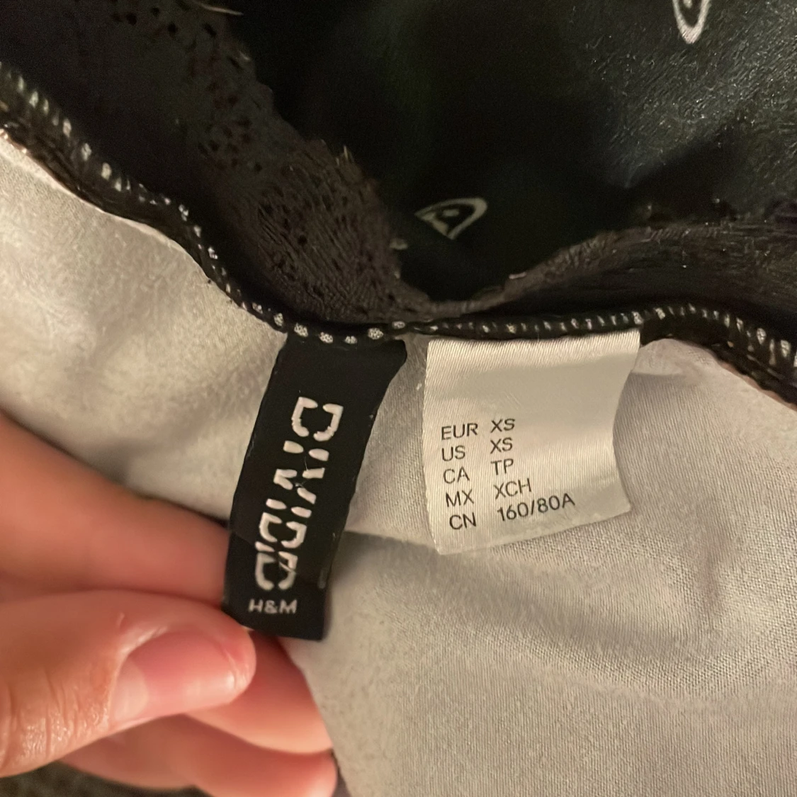 Svart kort klänning med fjärilar H&M - 2