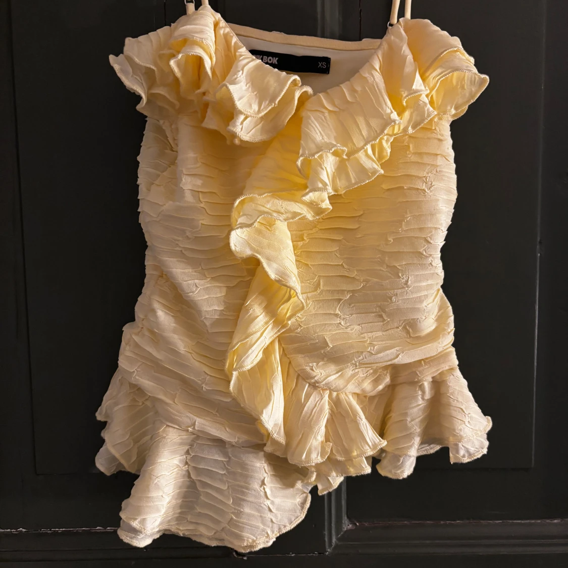 Gul volangtop från Bik Bok  - 1