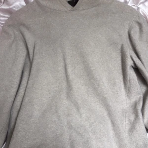Ljusgrå stickad tröja Oscar Jacobson - Snygg ljusgrå stickad tröja från Oscar Jacobson, tillverkad i Italien. Tröjan har en klassisk rund halsringning och långa ärmar. Perfekt för dig som gillar stilrena och tidlösa plagg med premiumkänsla. Har aldrig använt 