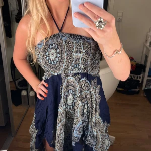 Blå mönstrad kortklänning från Rhodos - Supersnygg kortklänning från Rhodos, helt ny💞