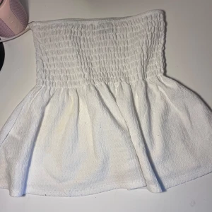 Vit tubtopp från Gina Tricot - Supersöt vit tubtopp från Gina Tricot i storlek XXS, passar även xs och s för den är stretchig. 
