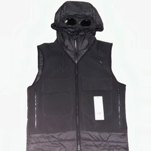 CP conpany väst svart - En svart CP company väst i medium storlek, är 184cm och den sitter perfekt på mig. Den är köpt på NK och QR-kod finns till. Skriv för fler frågor