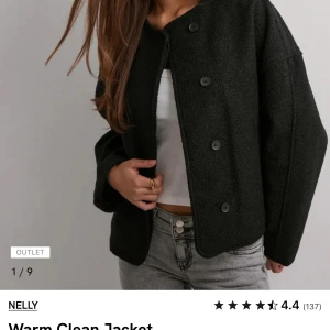 Svart teddyjacka från Nelly - Säljer en svart teddyjacka från Nelly med oversized passform och rund halsringning. Jackan har stora knappar framtill och är tillverkad i ett mjukt teddy-material som ger en chill vibe. Perfekt att slänga på sig över en hoodie eller crop top.