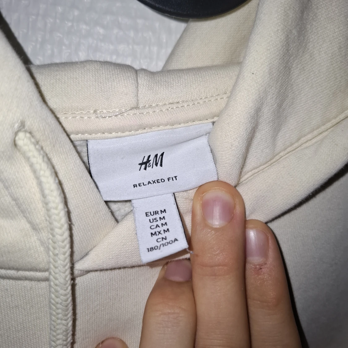 Beige hoodie från H&M med PAUSE-tryck - 2