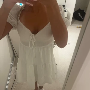 Vit sommar klänning  - Supersöt vit klänning från Gina Tricot med puffärmar. Bara använd en gång och är i jättebra skick ❤️