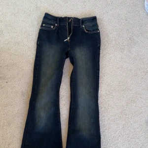 Mörkblå bootcut jeans - Snygga mörkblå jeans med bootcut passform och klassisk femficksdesign. Jeansen har en lätt tvättad look och sitter tajt upptill med utsvängda ben. Jeansen är från weekday och i jätte bra skick❤️Priss kan diskuteras!