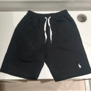 Svarta shorts från Polo Ralph Lauren - Säljer mina svarta Polo Ralph Lauren shorts pga för små. Nyköpta och är i väldigt bra skick. Sjukt sköna och trendiga. Pris kan diskuteras!