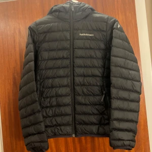 Peak Performance jacka - har använts men har inga defekter. säljer så den är för liten. köptes för 2100kr. skulle säga att det är en höst/vårjacka🩷