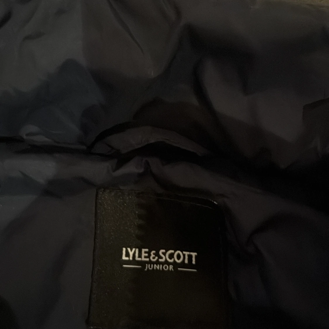 Svart dunväst från Lyle & Scott Junior - 1