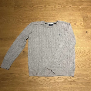 Grå Ralph lauren tröja  - Tja säljer min gråa Ralph Lauren tröja den är i  storlek xs och är i bra skick. Skriv vid minsta fundering.