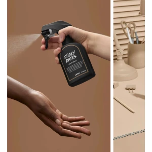Lush Sticky Dates Body Spray 200ml - Sticky dates från Lush, en väldigt söt body spray som inte passade mig så iprincip oanvänd. flaskan är 200 ml och jag har kanske använt 2 ml💕