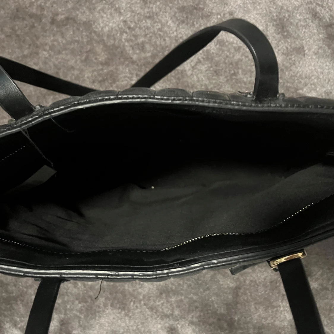 Svart quiltad axelväska i skinnimitation - 1