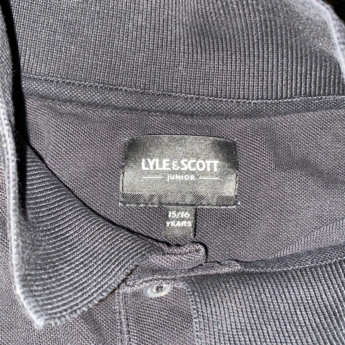 Svart pikétröja från Lyle & Scott - 1