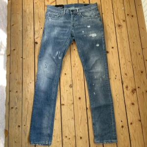 Dondup jeans George  - Säljer ett par ripped Dondup jeans i storlek S med modellen George. Skicket på dessa ligger på 10/10 då den inte har några defekter alls däremot använt den ett fåtal gånger. 🟢Mitt pris: 800kr  🔴Nypris: 3700kr