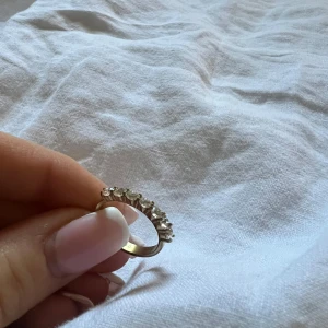 Ring i guld med stenar - Säljer en guldring med stnar från Edblad. Endast använd ert fåtal gånger. 
