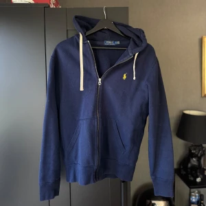  Polo Ralph Lauren hoodie - Ralph lauren fullzip hoodie i storlek S. Nypris ca 2000kr. Mitt pris 600kr. Bra skick.